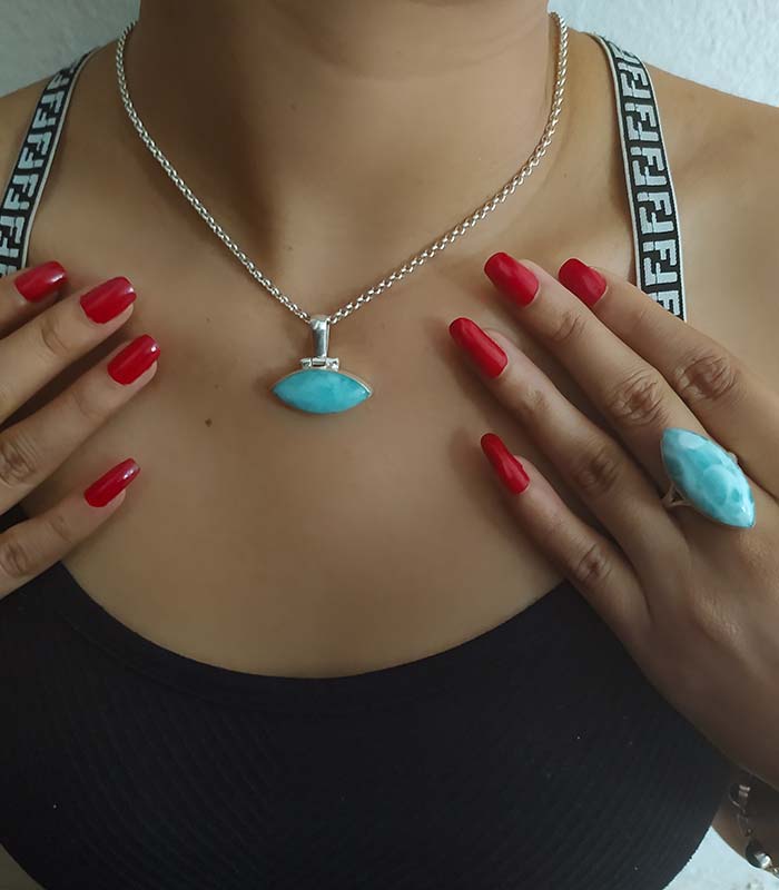 Dominikanische-Frau-traegt-Larimar-Ring-Schmuck-und-Halskette-mit-Larimar-Anhaenger Dominikanische-Frau-traegt-Larimar-Ring-Schmuck-und-Halskette-mit-Larimar-Anhaenger