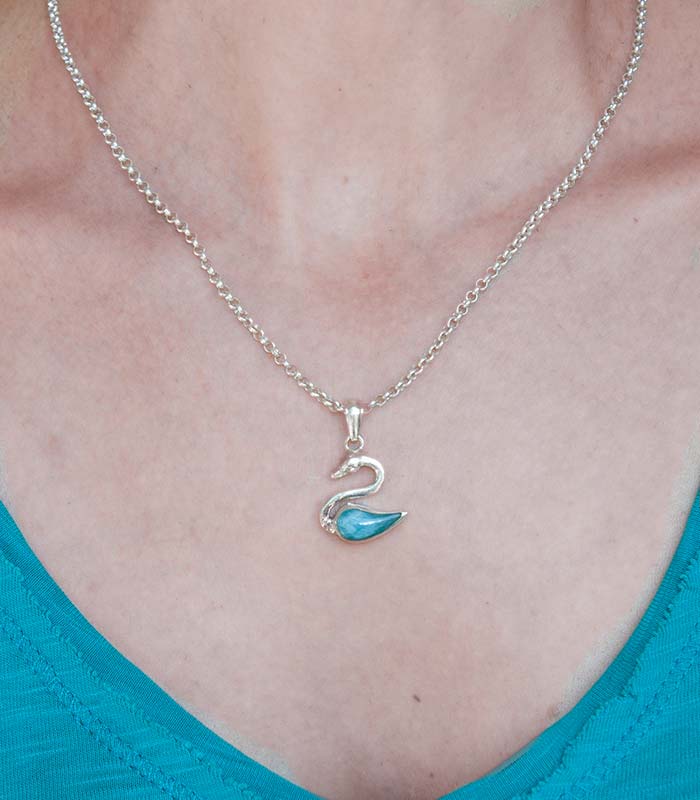 anhaenger-blau-schwan-mit-kette-und-person anhaenger-blau-schwan-mit-kette-und-person